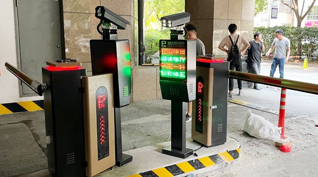 停车场系统伸缩门在自动刷卡 车牌自动识别系统的用处