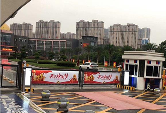 伸缩门电机底板与电机之间的联系